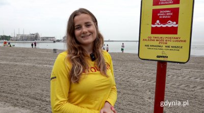 Paulina Dukiewicz, ratowniczka wodna wyjaśnia sposób użycia bojek ratowniczych tzw. 