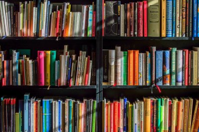 Zdjęcie bibliotecznych półek. Na kilku półkach widoczne książki