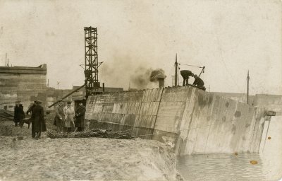 Budowa molo Węglowego w porcie w Gdyni w 1925 roku. Pierwszy z prawej pośród stojących mężczyzn - Tadeusz Wenda. Źródło: gdyniawsieci.pl