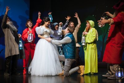 Jedną z propozycji dla najmłodszych jest spektakl Teatru Miejskiego „Śnieżka i krasnoludki” w reż. Krzysztofa Babickiego // mat. prasowe Teatru Miejskiego