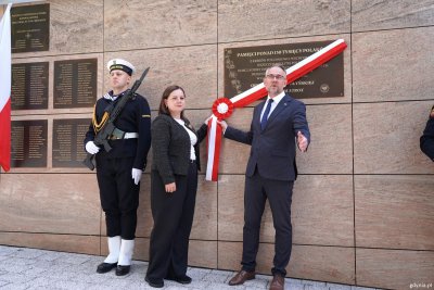 Uroczyste odsłonięcie tablicy przez Aleksandrę Kosiorek, prezydent Gdyni i Marka Szymaniaka, dyrektora oddziału IPN w Gdańsku (fot. Aneta Marczak)
