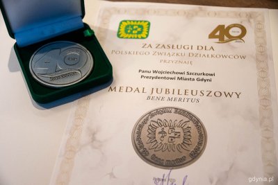 Medal Jubileuszowy PZD dla prezydenta Gdyni Wojciecha Szczurka, fot. Paweł Kukla