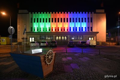 Budynek Muzeum Emigracji w barwach symbolizujących Światowy Dzień Chorób Rzadkich // fot. Michał Puszczewicz