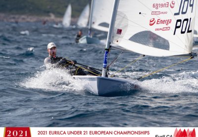 Michał Krasodomski, tegoroczny absolwent VII Sportowego Liceum Ogólnokształcącego w Gdyni, został mistrzem Europy do lat 19 w klasie Laser Standard // fot. Tom Touw (EURILCA) za PZŻ