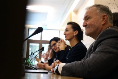 Projekt ustawy metropolitalnej dla Pomorza na ręce wiceministra MSWiA złożyli wspólnie wojewoda pomorska, marszałek województwa pomorskiego, przewodniczący Związku Uczelni w Gdańsku oraz samorządowcy z Metropolii Gdańsk-Gdynia-Sopot. Na zdj. od prawej Wojciech Szczurek, prezydent Gdyni, wojewoda pomorska Beata Rutkiewicz oraz prezydentka Gdańska, Aleksandra Dulkiewicz. Fot. Paweł Marszałkowski