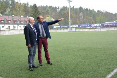 Dyrektor Gdyńskiego Centrum Sportu Marek Łucyk wraz z przedstawicielem firmy Panorama na Narodowym Stadionie Rugby / fot.gdyniasport.pl