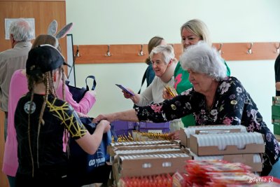 Pakowanie wielkanocnych paczek dla samotnych i potrzebujących zorganizowano w Centrum Aktywności Seniora (fot. Magdalena Czernek)