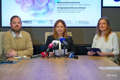 Na zdjęciu: wiceprezydentka Gdyni Oktawia Gorzeńska, radny Łukasz Strzałkowski, radna Natalia Kłopotek-Główczewska (fot. Magdalena Czernek)