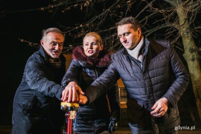 Pierwsze świąteczne iluminacje rozbłysły na Pogórzu. Na zdjęciu od lewej: prezydent Gdyni Wojciech Szczurek, radna miasta Gdyni Elżbieta Sierżęga, wójt Gminy Kosakowo Marcin Majek // fot. Karol Stańczak