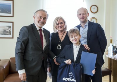 Z wizytą u prezydenta, od lewej: prezydent Gdyni Wojciech Szczurek, dyrektor MDK Elżbieta Cupiał, Szymon Lubicki,  wiceprezydent Gdyni ds. jakości życia Bartosz Bartoszewicz // fot. Przemysław Kozłowski