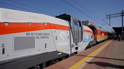 Lokomotywa na wodór, wagony pasażerskie, peron w Gdyni, z tyłu dworzec Gdynia Główna PKP, słoneczny dzień