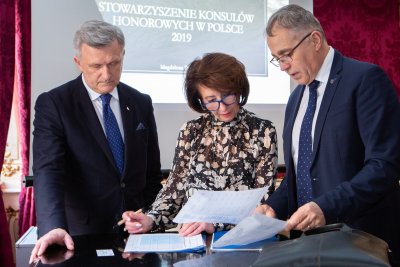 Spotkanie Stowarzyszenia Konsulów Honorowych w Polsce. Na zdjęciu (od lewej): Sławomir Kalicki, Magdalena Pramfelt - Honorowy Konsul Generalny Szwecji w Gdańsku, Alain Mompert - Konsul Honorowy Francji // fot. Anna Rezulak