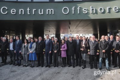 Wspólne zdjęcie po ceremonii otwarcia  Centrum Offshore (fot. Magdalena Starnawska)