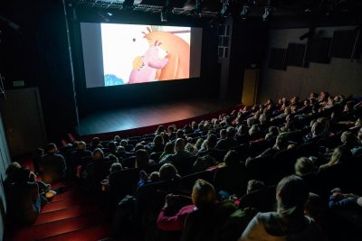 Sala Kina Studyjnego gdyńskiego Centrum Filmowego. W kadrze widoczna zapełniona widownia oglądająca bajkę na dużym ekranie