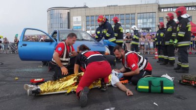 Symulacja akcji ratowniczej po wypadku samochodowym to jedna z atrakcji Moto Safety Day. Tak pokaz wyglądał w ubiegłym roku // fot. facebook.com/Motosafetyday