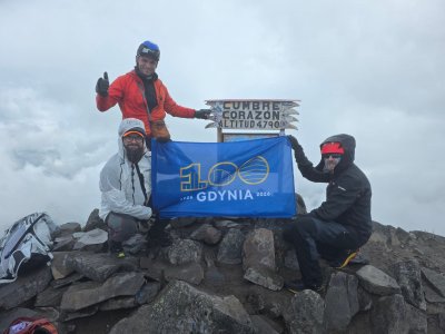 Przemysław Lebiedziński (z lewej) prezentujący flagę Gdyni na szczycie Cumbre Volcán Corazón. Na zdjęciu zdjęciu z Mikołajem Kubiaczykiem i Arkadiuszem Bochniakiem (fot. materiały Przemysława Lebiedzińskiego)