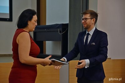 Diana Piotrowska z Narodowego Funduszu Ochrony Środowiska przekazuje Michałowi Glaser, prezesowi zarządu Obszaru Metropolitalnego Gdańsk-Gdynia-Sopot umowę dotyczącą projektu.