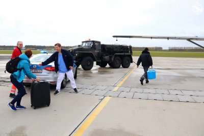 Akcja transportu serca do przeszczepu na lotnisku w Babich Dołach, fot. kmdr ppor. Marcin Braszak / www.blmw.wp.mil.pl