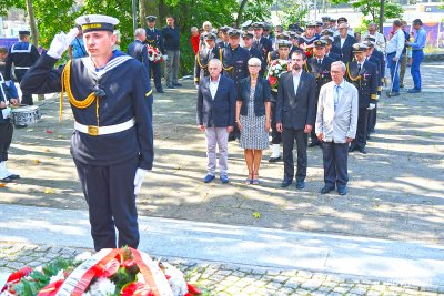 Delegacja Rady Miasta składa kwiaty pod pomnikiem, fot. Michał Puszczewicz