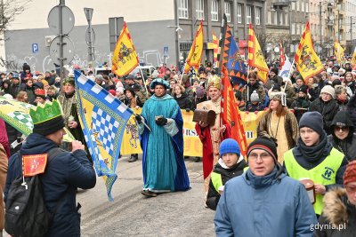 Orszak Trzech Króli zmierzający ul. Świętojańską. Zdjęcie archiwalne z 2023 roku // fot. Michał Puszczewicz