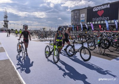 Gdynia kocha triathlon, głosi baner na Akwarium Gdyńskim// zdjęcie archiwalne,  fot. mat. pras. Gdyńskiego Centrum Sportu.