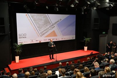 Gdyńską Konferencję Urbanistyczną otwierał m.in. wicewojewoda pomorski Emil Rojek, który zwrócił uwagę, że współczesne miasta mierzą się z wieloma procesami jednocześnie: od suburbanizacji i zmian demograficznych po przekształcenia związane z rozwojem portów (fot. Waldemar Ulanowski)