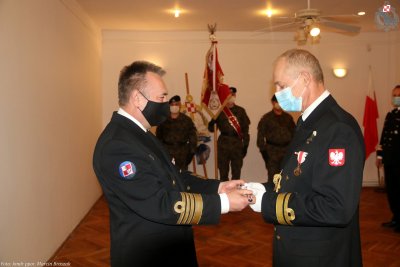  Kmdr pil. Andrzej Szczotka – dowódca Brygady Lotnictwa Marynarki Wojennej (po lewej) wręcza kordzik honorowy odchodzącemu do rezerwy kmdr. ppor. Markowi Szwedzie (po prawej) // fot. BLMW