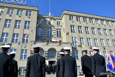 Uroczystość podniesienia bandery na Uniwersytecie Morskim w Gdyni z okazji 100. rocznicy jego powstania. Zdjęcie z czerwca 2020 roku // fot. Magdalena Czernek