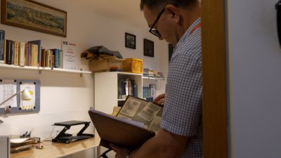 Dariusz Małszycki z Muzeum Miasta w Gdyni podczas oprowadzania po muzealnych magazynach // fot. Filip Czyżewski
