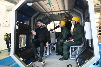 Instrukcja opuszczenia wnętrza śmigłowca, na pierwszym planie podporucznik Łukasz Trzaska, słucha go major Antony Vargas. Fot. Zygmunt Gołąb 