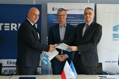 Od lewej: Marek Borkowski – prezes zarządu firmy Terlan, wiceprezydent Gdyni Rafał Germek i Jacek Kieloch – prezes zarządu PEWIK Gdynia po podpisaniu umowy na wymianę wodomierzy (fot. Magdalena Czernek)