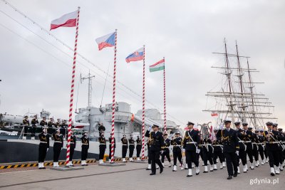 Pierwsza część spotkania przedstawicieli Grupy Wyszehradzkiej odbyła się przed ORP Błyskawicą (fot. Karol Stańczak)