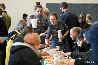 Co roku w pomoc w organizacji śniadania wielkanocnego dla samotnych i potrzebujących włączają się harcerze. Zdjęcie archiwalne z 2022 roku // fot. Michał Puszczewicz
