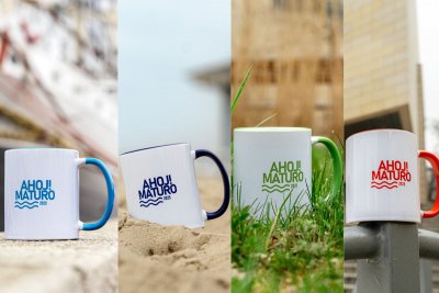 Cztery zdjęcia białych kubków: na tle Daru Pomorza z jasnoniebieskim kolorem, na tle plaży w Gdyni z ciemnoniebieskim kolorem, na tle Muzeum Miasta Gdyni z pomarańczowym kolorem i na tle trawy z zielonym kolorem