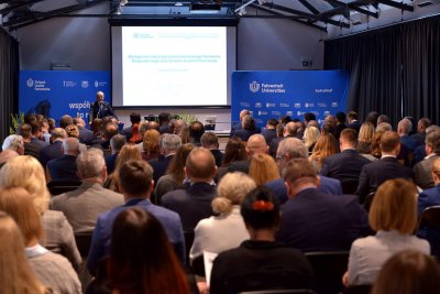 Konwent Gospodarczy Uczelni Fahrenheita odbył się na Politechnice Gdańskiej. Wystąpienie inauguracyjne wygłosił dr Zbigniew Canowiecki – przewodniczący Konwentu Gospodarczego Uczelni Fahrenheita i prezydent Pracodawców Pomorza // fot. Krzysztof Krzempek/Politechnika Gdańska