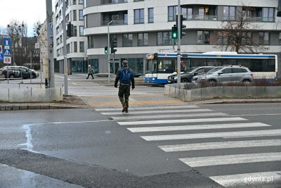 Ulica Władysława IV, przejście dla pieszych, człowiek na pasach, samochody, budynki w tle