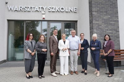 Na zdjęciu (od lewej) m.in.: zastępca dyrektora Powiatowego Urzędu Pracy w Gdyni Milena Miksa, wiceprezydentka Gdyni Oktawia Gorzeńska, dyrektor CKZiU nr 1 Rafał Miłosz, ministra edukacji Barbara Nowacka, wicekurator Jolanta Jankowska-Żmich, naczelnik Wydziału Edukacji Urzędu Miasta Gdyni Iwona Tanewska, zastępca naczelnika Wydziału Edukacji Urzędu Miasta Gdyni Maria Maślak (fot. Magdalena Starnawska)