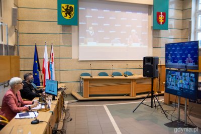 Styczniowa sesja Rady Miasta Gdyni również odbyła się zdalnie. W budynku Urzędu Miasta obecni byli jedynie przewodnicząca - Joanna Zielińska oraz jej zastępca - Jakub Ubych, a także pracownicy Biura Rady Miasta // fot. Sławomir Okoń