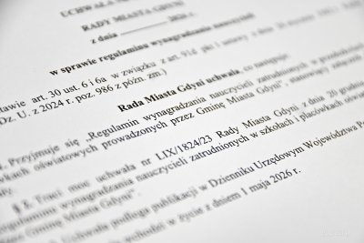 Kartka z treścią uchwały Rady Miasta Gdyni z marca 2026 roku