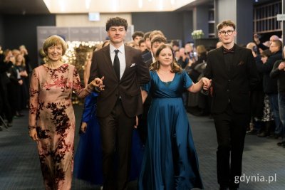 Maturzystki i maturzyści zatańczyli poloneza z prezydent Gdyni Aleksandrą Kosiorek  i dyrektorką ZSAE Anną Marlewską (fot. Paweł Budziński)