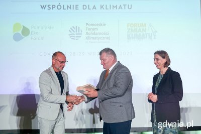 Wiceprezydent Gdyni Michał Guć odbiera nagrodę w konkursie 