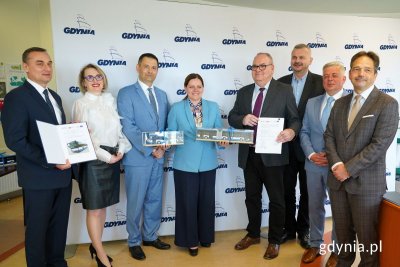 Od lewej: członek zarządu PKA Jacek Szemraj, radna Gdyni Agnieszka Tokarska, dyrektor sprzedaży krajowej Solaris Bus & Coach Sp. z o.o. Andrzej Sienkiewicz, prezydent Gdyni Aleksandra Kosiorek, prezes zarządu PKT Piotr Małolepszy, zastępca prezesa zarządu PKT Tomasz Labuda, przewodniczący Rady Nadzorczej PKA Tomasz Konewka, dyrektor ZKM w Gdyni Hubert Kołodziejski (fot. Jakub Winiewski)