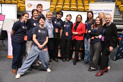 Gdyńska Giełda Uczniowska w Polsat Plus Arenie Gdynia. Na zdjęciu m.in. Oktawia Gorzeńska, wiceprezydentka Gdyni, Iwona Tanewska, naczelniczka Wydziału Edukacji Urzędu Miasta Gdyni oraz młodzież z Zespołu Szkół Administracyjno-Ekonomicznych w Gdyni (fot. Dorota Patzer) 