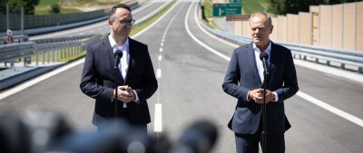 Dzięki inwestycji podróż między Gdańskiem a Szczecinem skróci się o około 1,5 godziny. Na zdjęciu widoczni premier Donald Tusk oraz Dariusz Klimczak, minister infrastruktury. (fot. Ministerstwo Infrastruktury)