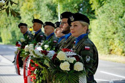 Żołnierze z wieńcami i wiązankami kwiatów w rękach podczas uroczystości z okazji 87. rocznicy zakończenia walk w obronie Kępy Oksywskiej (fot. Magdalena Czernek)