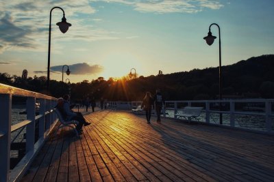 na zdjęciu molo w Orłowie o zachodzie słońca