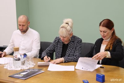 Uroczystość podpisania umowy o współpracy z firmą EQUAY w ZSChiE, na zdjęciu od lewej: prezes firmy EQUAY Marek Kwiczała, naczelniczka Wydziału Edukacji Urzędu Miasta Gdyni Iwona Tanewska, dyrektorka ZSChiE Dorota Kotwicka (fot. Katarzyna Balcerzak)