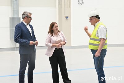 Prezydent Gdyni Aleksandra Kosiorek z wizytą w Stoczni Wojennej. Na zdj. od lewej: Paweł Lulewicz, prezes PGZ Stoczni Wojennej, Aleksandra Kosiorek, prezydent Gdyni oraz Maciej Poprawski, dyrektor operacyjny (fot. Magdalena Śliżewska)