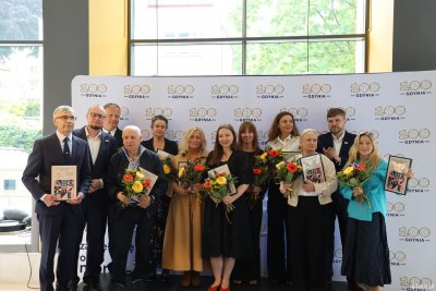 Tegoroczni nagrodzeni muzealnicy w towarzystwie dyrektora zarządzającego ds. kultury i aktywności mieszkańców Mariusza Bzdęgi oraz Dominika Aziewicza, radnego Gdyni i przewodniczącego kultury Rady Miasta Gdyni (fot. Magda Śliżewska)