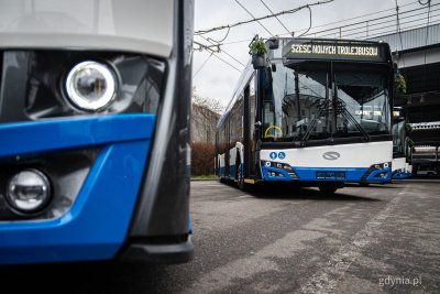 Zajezdnia PKT, dwa trolejbusy, widoczna lampa przednia, w tle drugi trolejbus